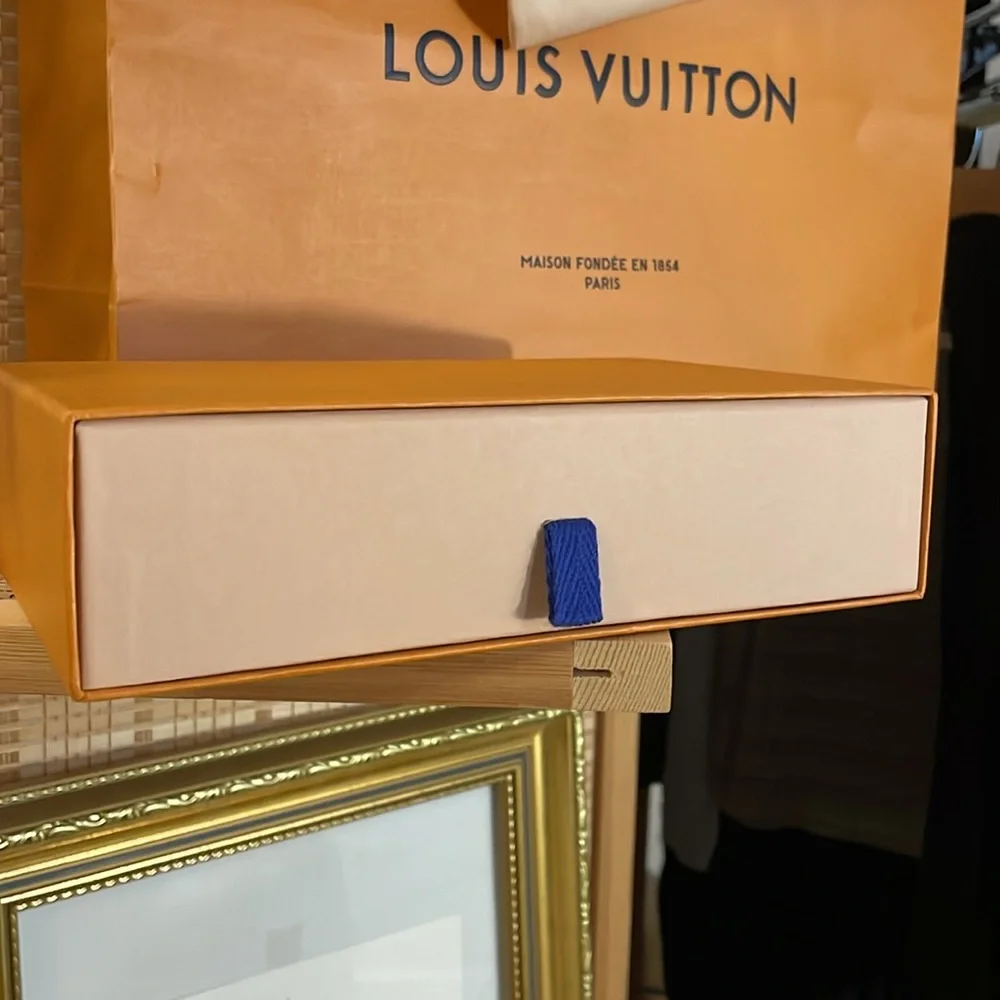 LOUIS VUITTON Packaging